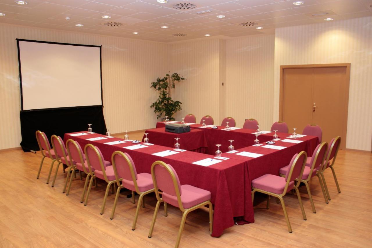Hotel Madrid Leganes Affiliated By Melia Luaran gambar